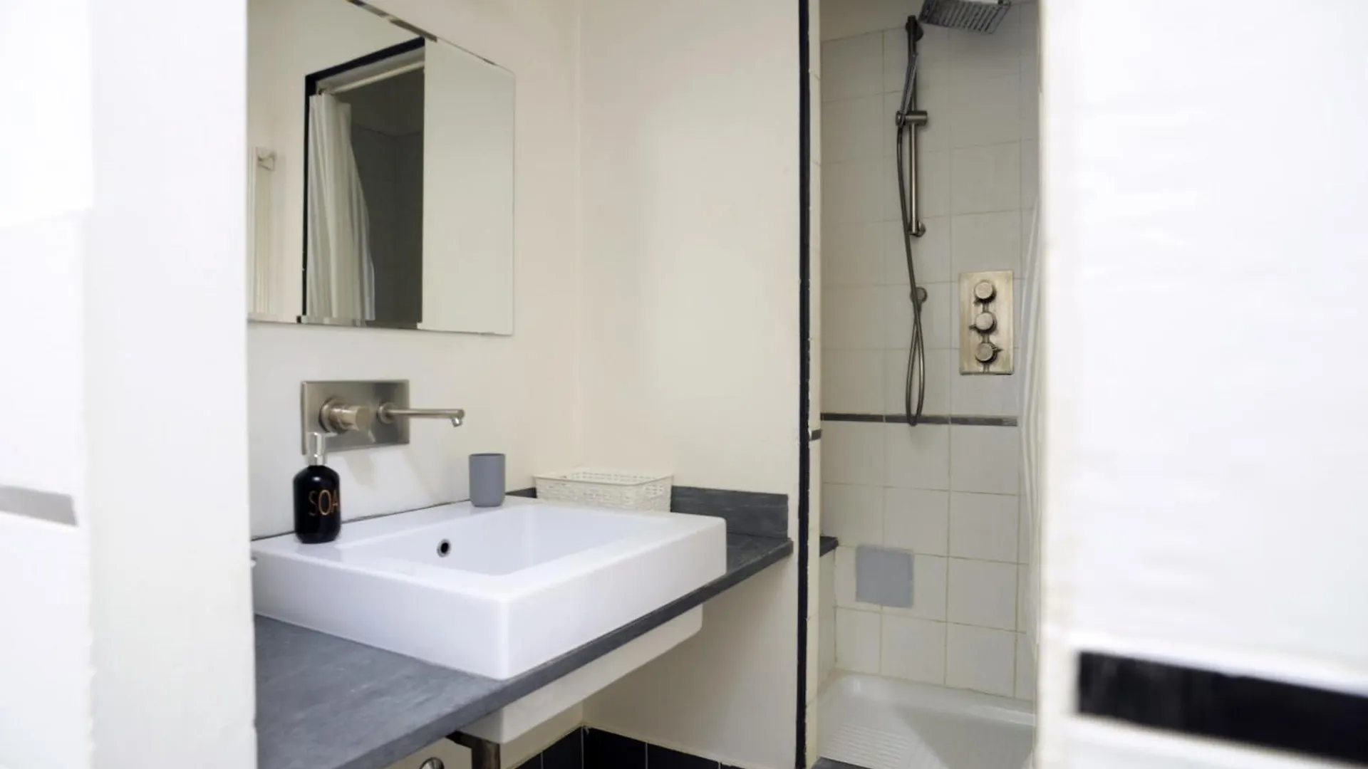 Sant Ambrogio Courtyard Room In Shared Flat Milan